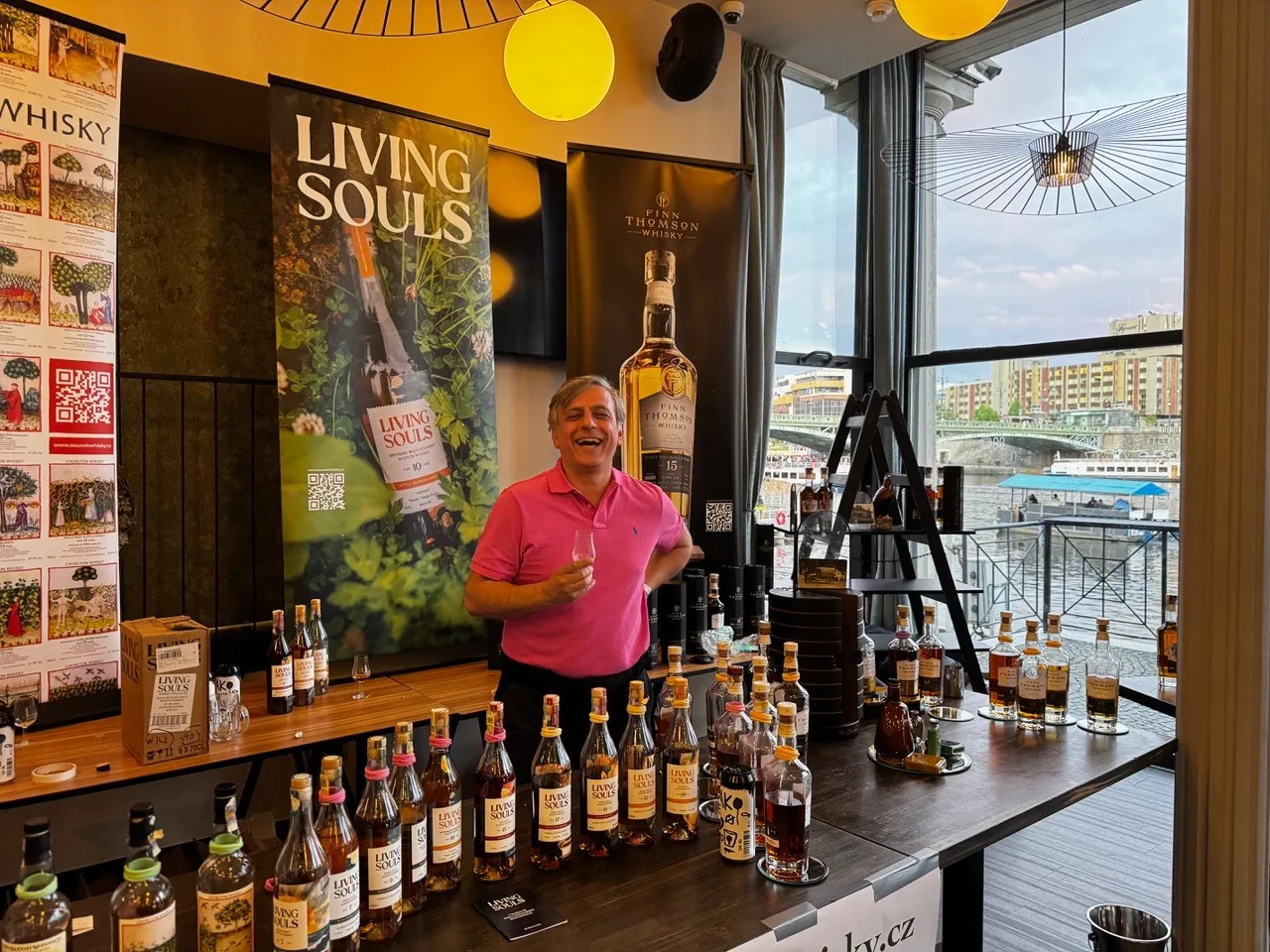 Lukáš Souček u stánku Souček Whisky s lahvemi Living Souls a Finn Thomson